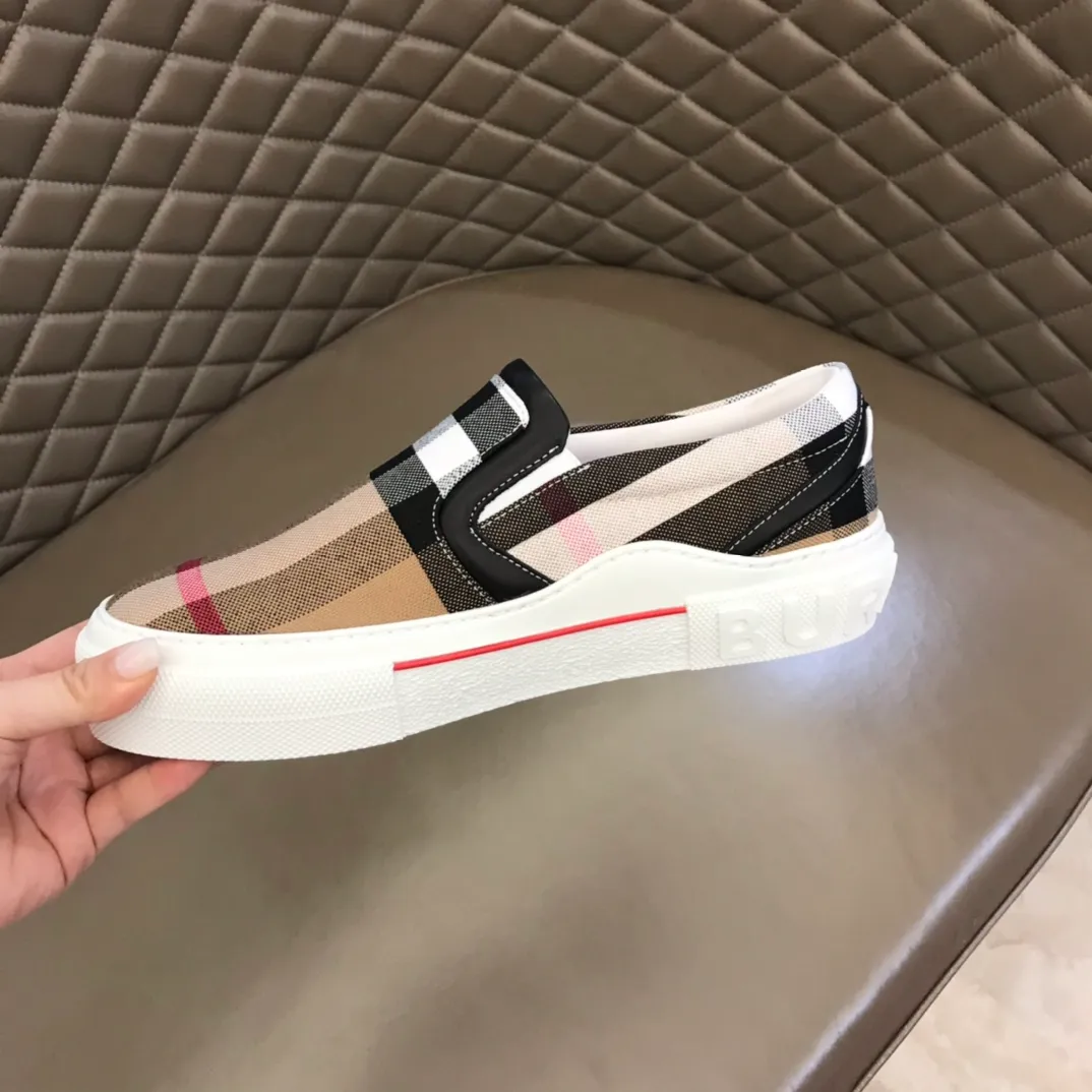 ¥380▫️B’s men’s classic low-top sneakers are reinterpreted in Vintage plaid cotton material and decorated with a new brand logo. First-layer cowhide lining, embossed Burberry logo on the heel, and original TPU outsole! 38-45
